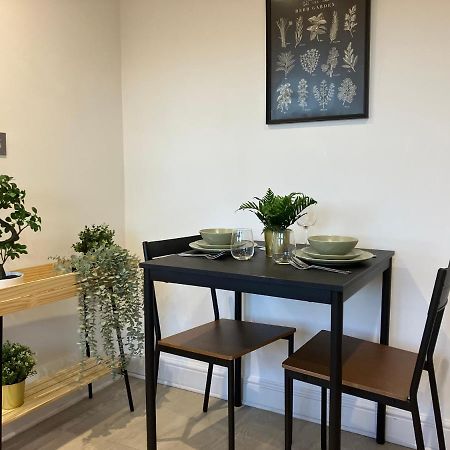 Magnificent Refurbished 1 Bed Flat Few Steps To High St ! - 4 East House Apartment Epsom Ngoại thất bức ảnh