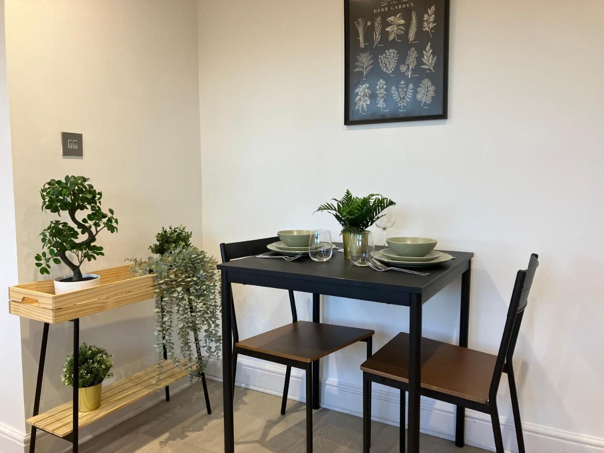 Magnificent Refurbished 1 Bed Flat Few Steps To High St ! - 4 East House Apartment Epsom Ngoại thất bức ảnh