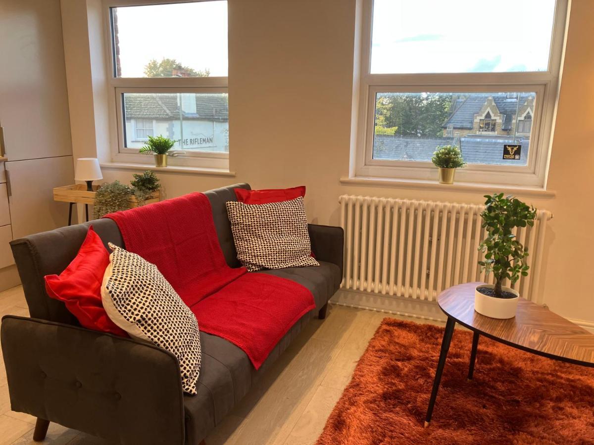 Magnificent Refurbished 1 Bed Flat Few Steps To High St ! - 4 East House Apartment Epsom Ngoại thất bức ảnh
