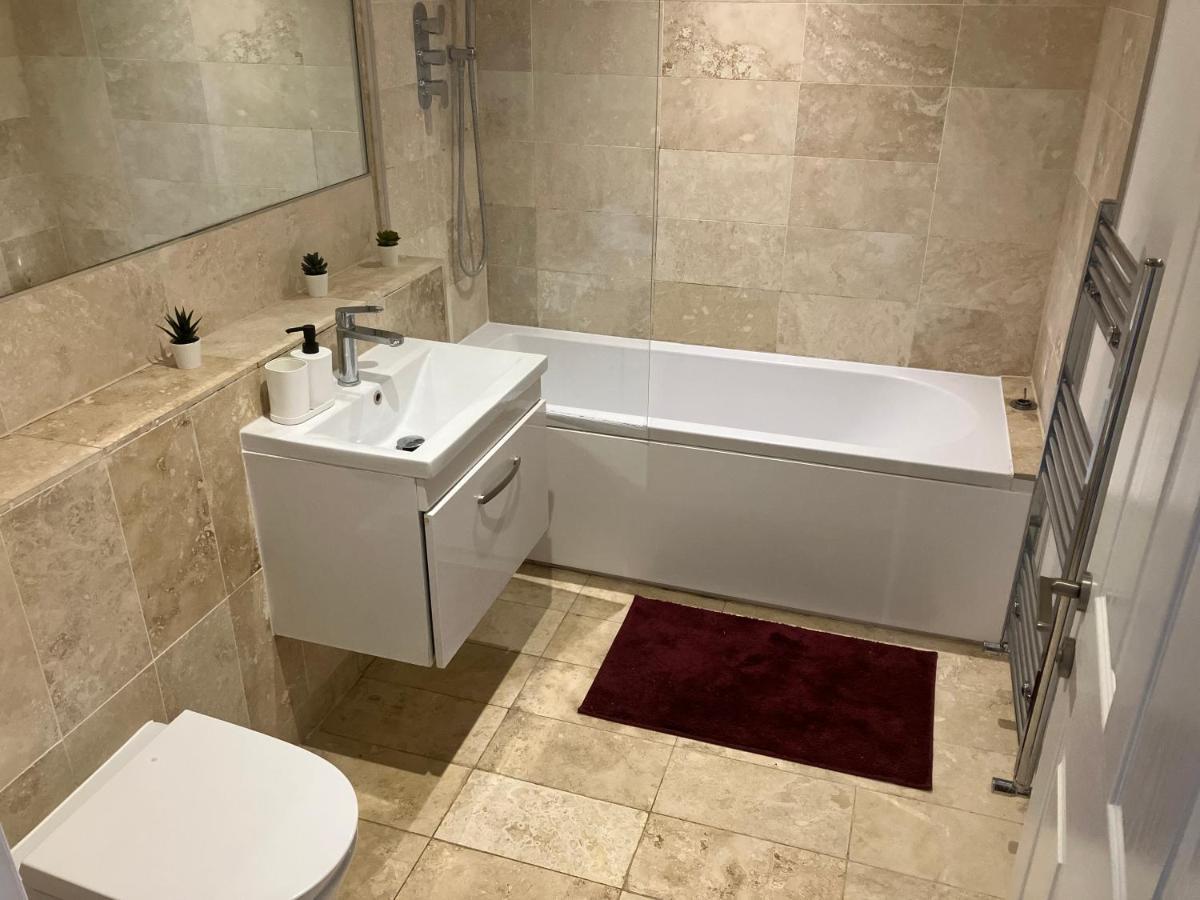 Magnificent Refurbished 1 Bed Flat Few Steps To High St ! - 4 East House Apartment Epsom Ngoại thất bức ảnh